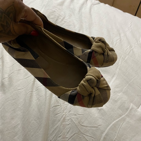 Burberry Flats - Picture 2 of 8